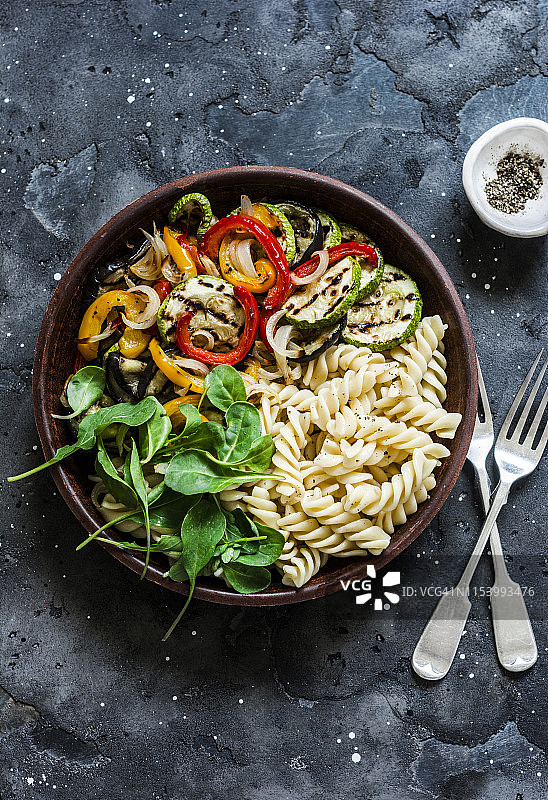 油炸蔬菜和意大利面前菜沙拉在深色背景，俯视图图片素材