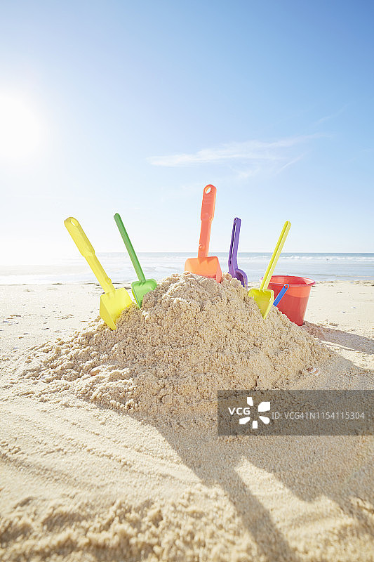 沙滩上的沙堡和五颜六色的铲子图片素材