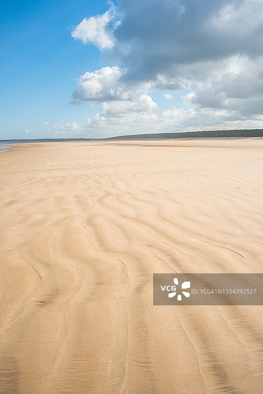 在诺福克海岸路径国家步道霍尔坎湾的沙滩，诺福克，东安格利亚，英国，英国，欧洲图片素材