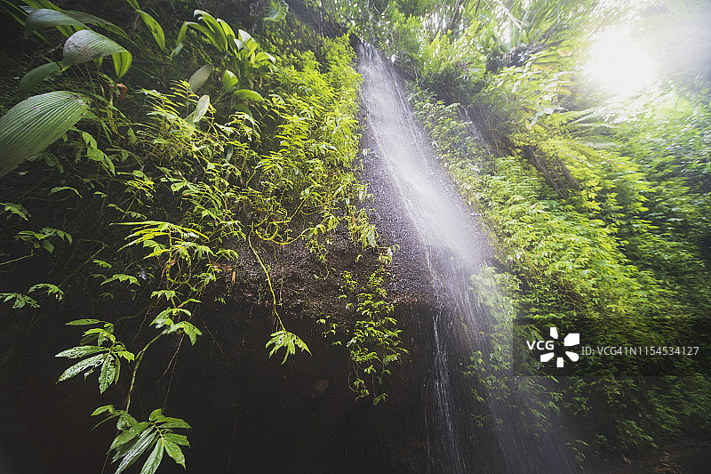 春潮瀑布，印尼巴厘岛图片素材