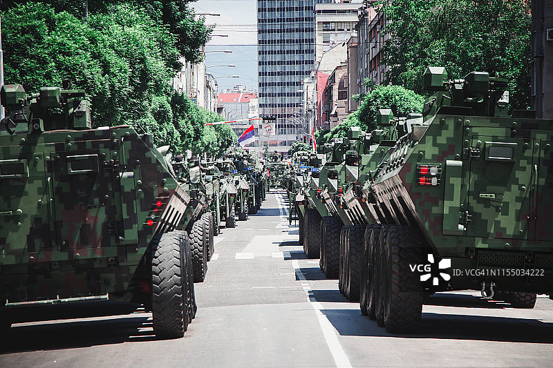 街道上的军用装甲车纵队图片素材