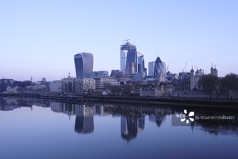 日出时横跨泰晤士河的现代伦敦天际线图片素材