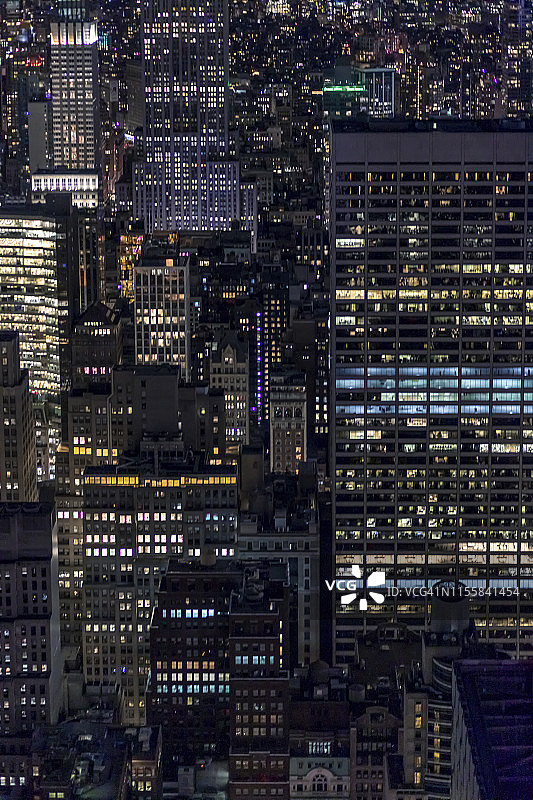 夜晚的纽约天际线。图片素材