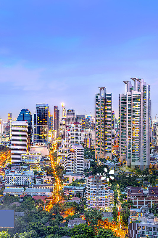 从泰国曼谷素坤逸路中心的视角看暮色中的曼谷城图片素材