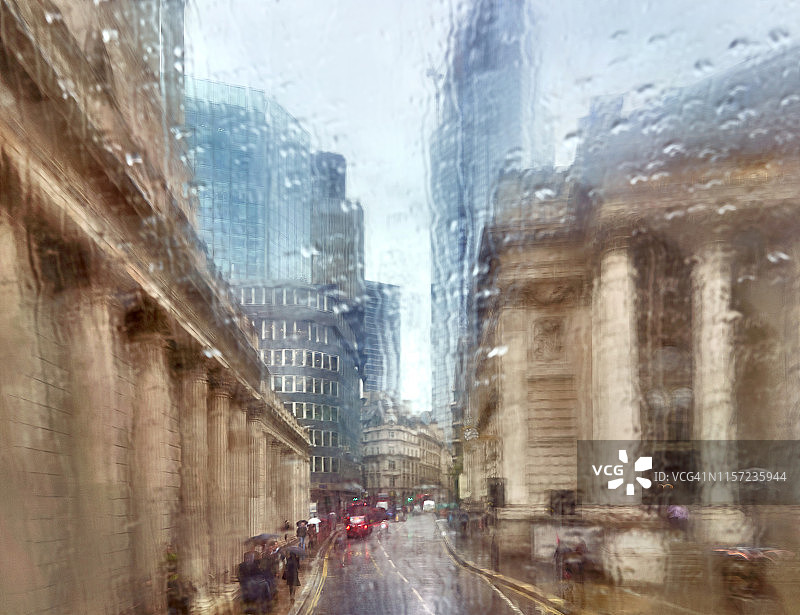 这是一张印象主义的英国银行和皇家交易所的照片，远处是伦敦城的摩天大楼图片素材