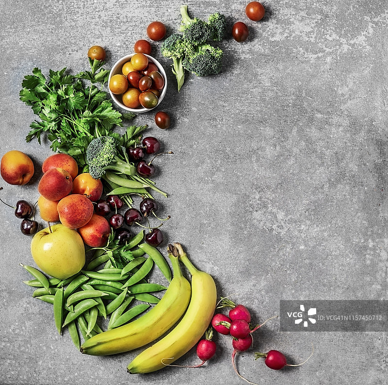 灰色背景上的新鲜蔬菜和水果图片素材