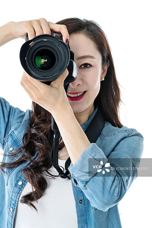 女人拿着专业数码相机在白色背景图片素材