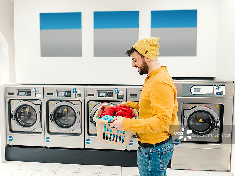男人在洗衣服图片素材
