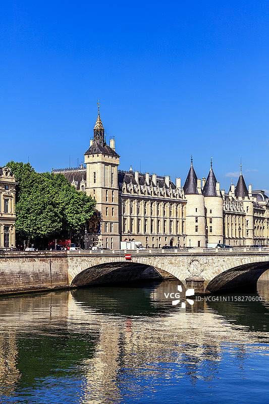 塞纳河上的贡赛杰里城堡和改变桥。法国巴黎图片素材