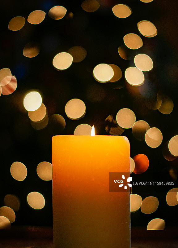 燃烧的蜡烛从聚焦到不聚焦的节日灯图片素材