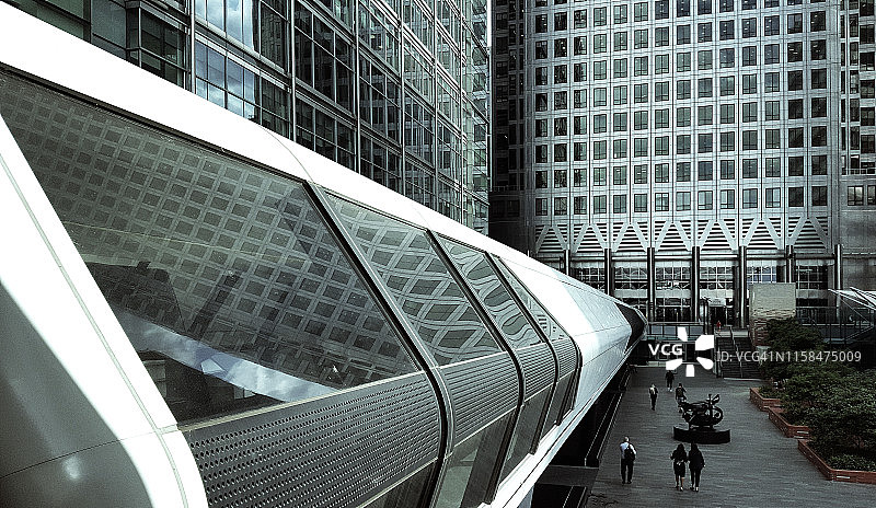 金丝雀码头高架通道的侧视图，英国伦敦的主要金融中心之一图片素材