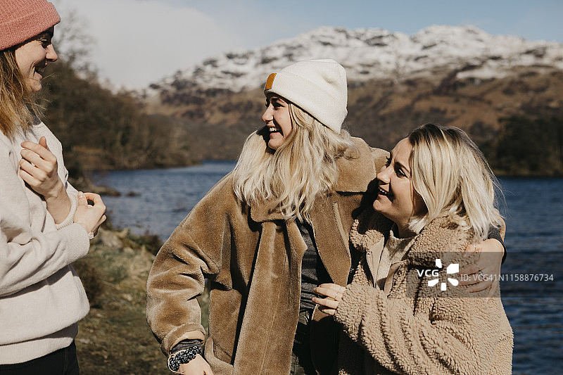 英国，苏格兰，洛蒙德湖快乐的女性朋友们图片素材