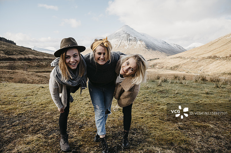 英国，苏格兰，洛蒙德湖和特罗萨克斯国家公园，乡村风景中的快乐女性朋友们图片素材