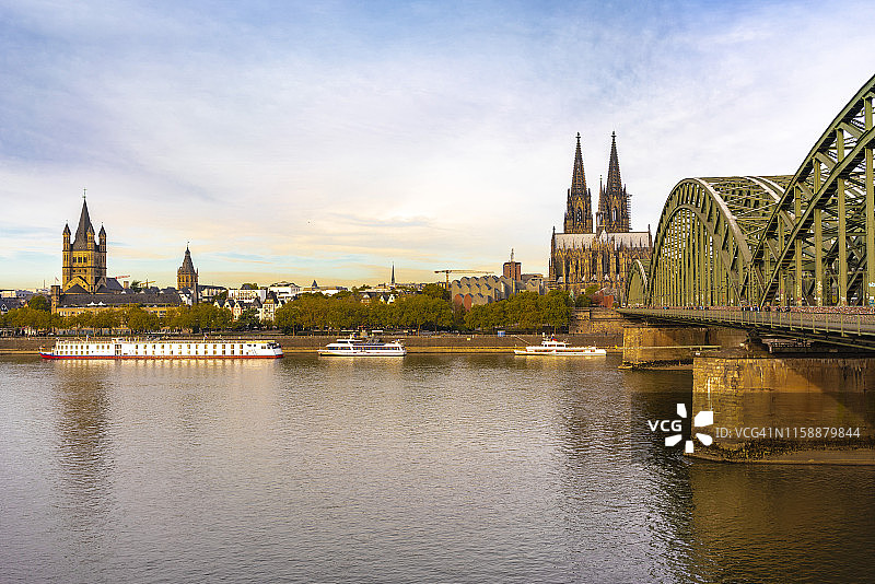 德国，科隆，霍亨索伦大桥和科隆大教堂的早晨图片素材