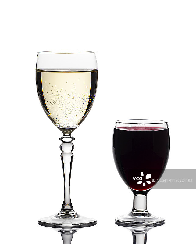 一杯白葡萄酒和红葡萄酒在白色的背景。图片素材
