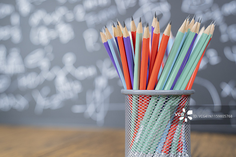 篮子里有许多铅笔。教育理念或回到学校的黑人背景。图片素材
