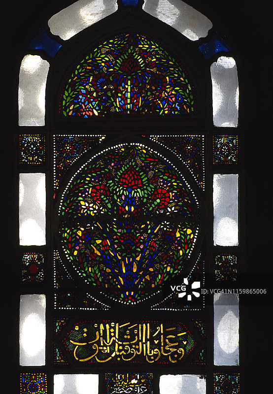 伊斯坦布尔一座清真寺的彩色玻璃窗图片素材