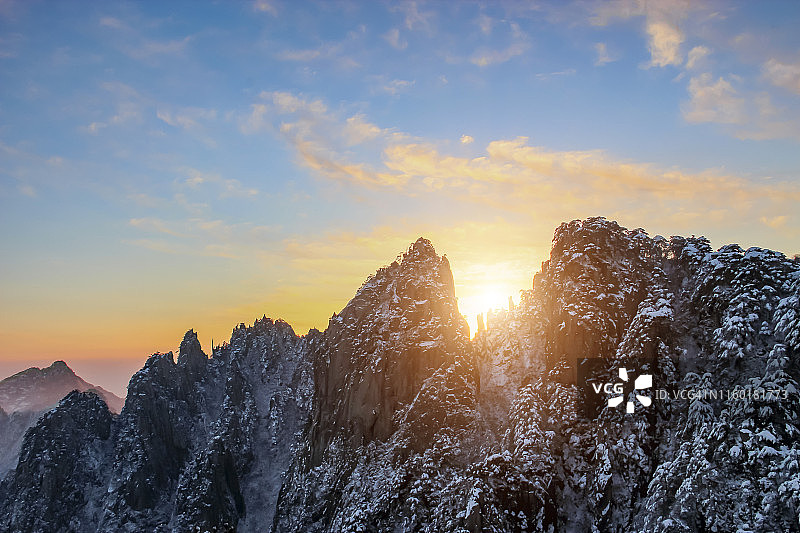 中国安徽黄山，雪后的日出风景图片素材