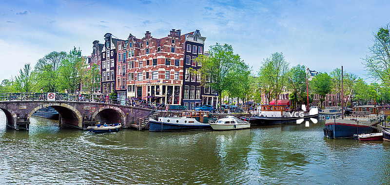 阿姆斯特丹运河，桥梁和船只，荷兰图片素材