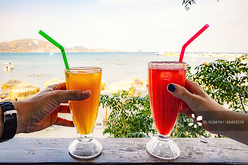 从个人角度出发，在希腊度假时喝健康的果汁。图片素材