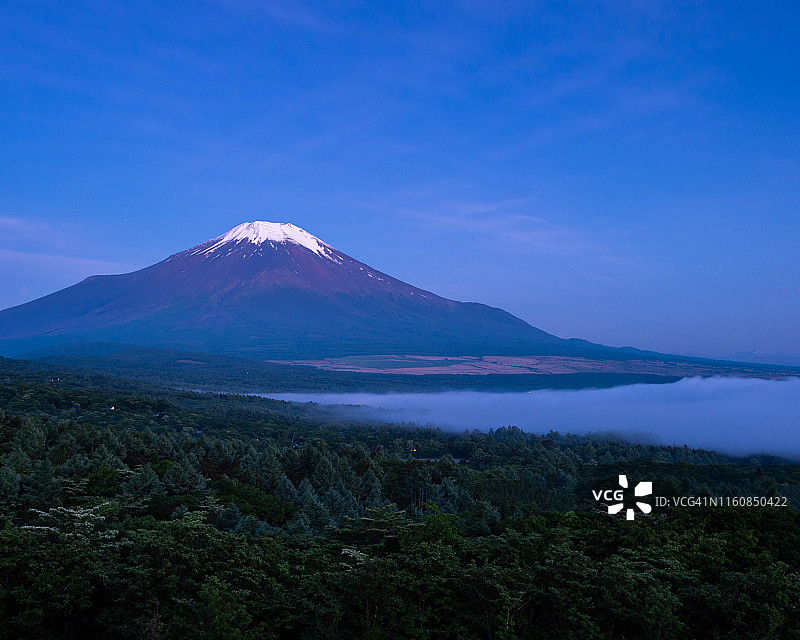 初夏的富士和云海图片素材