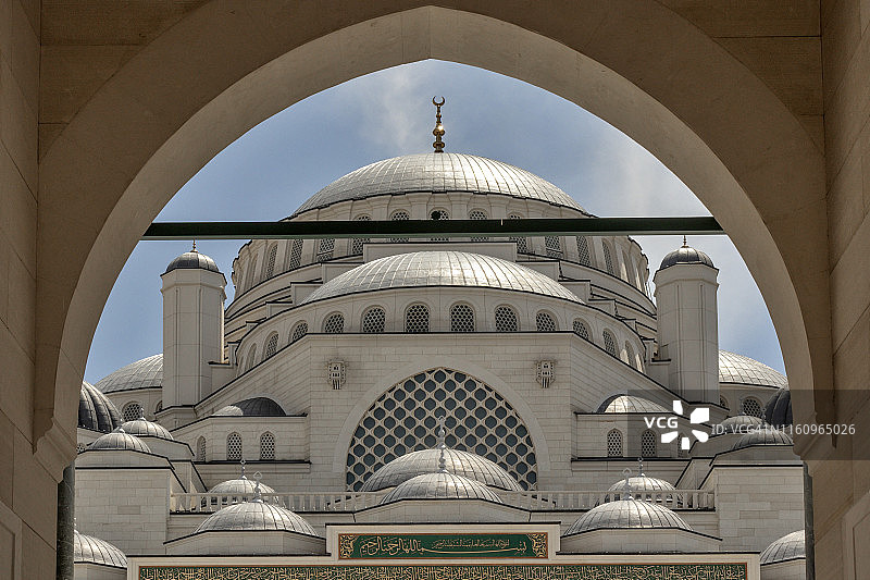 近距离观看建于土耳其伊斯坦布尔的Camlica清真寺图片素材
