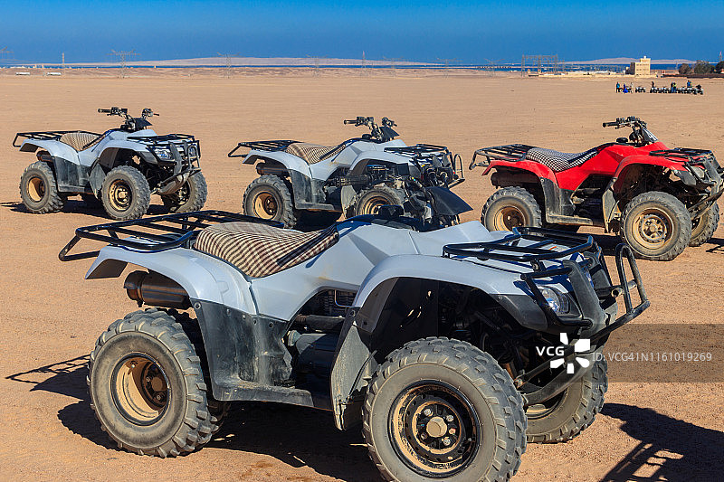 在阿拉伯沙漠，埃及旅行的ATV四轮自行车图片素材