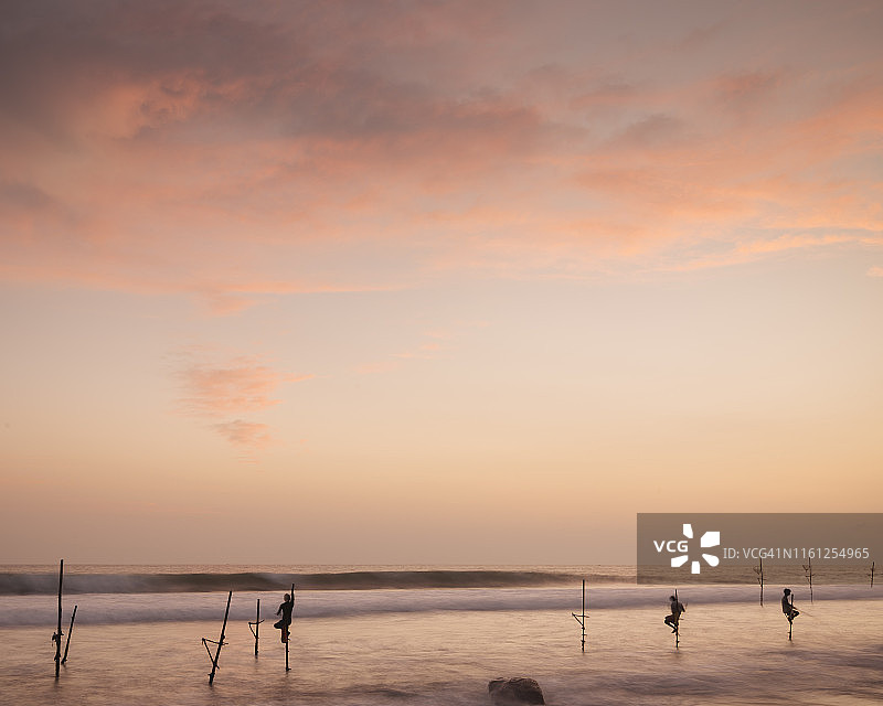 高跷渔民在黄昏，威利加马，南海岸，斯里兰卡，亚洲图片素材