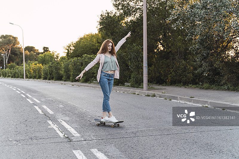 玩滑板的年轻女子图片素材