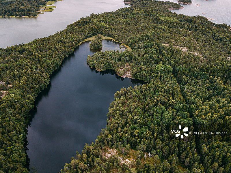 鸟瞰图蓝色的湖泊和绿色的森林在一个阳光明媚的夏天在潘达拉岛博物馆，芬兰图片素材