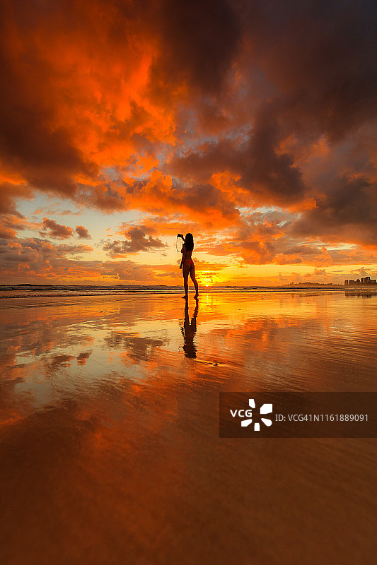 澳大利亚的日出和一个女孩望向大海图片素材