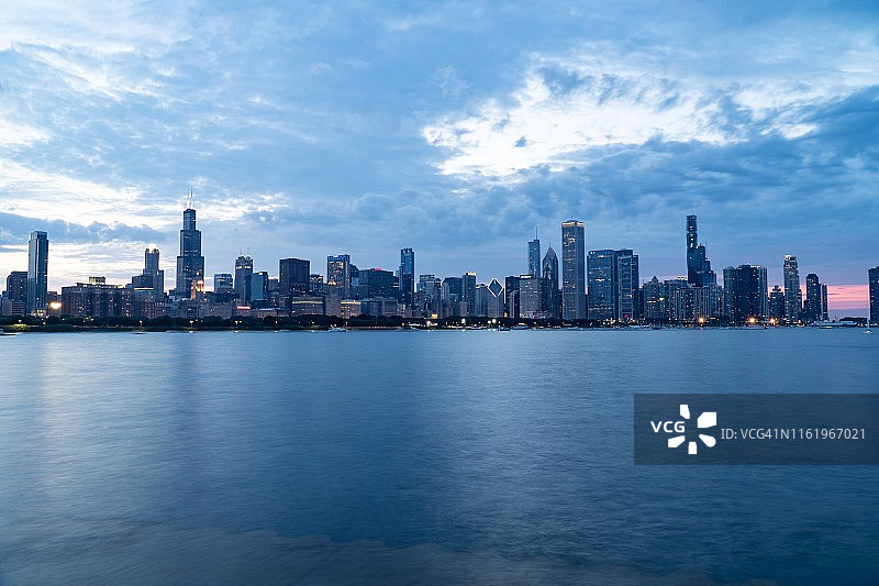 从密歇根湖观看芝加哥市中心的夜景图片素材
