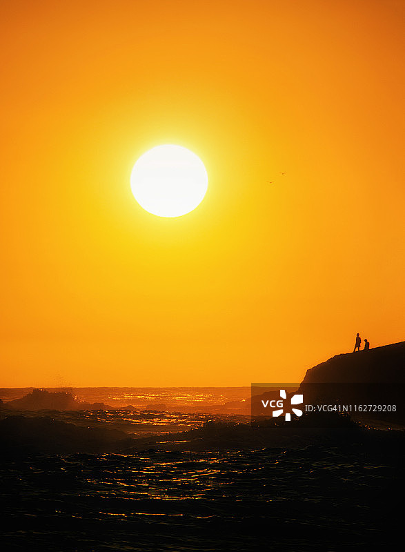 戏剧性的日落和剪影在拉古纳海滩，加州图片素材