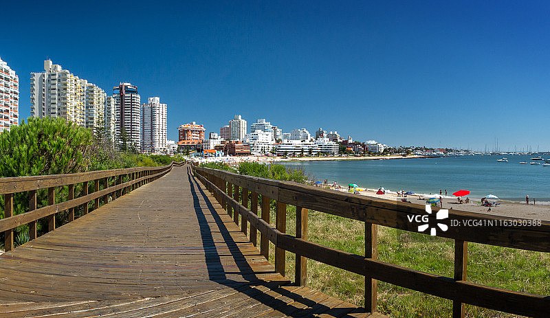 乌拉圭埃斯特角城的曼萨海滩，木板路图片素材