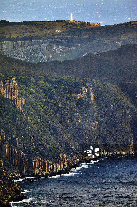 澳大利亚，岩石嶙峋的海岸线，有很高的海崖和灯塔图片素材