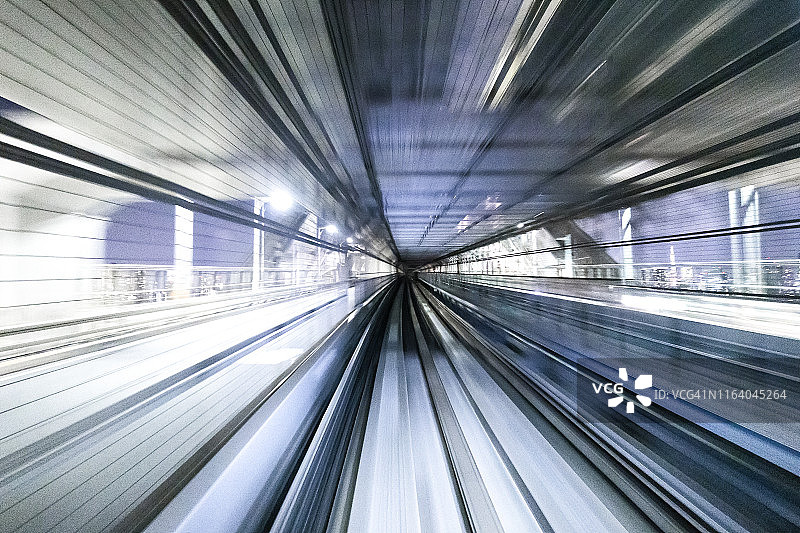 东京一列行驶中的火车拍摄的长曝光照片。图片素材