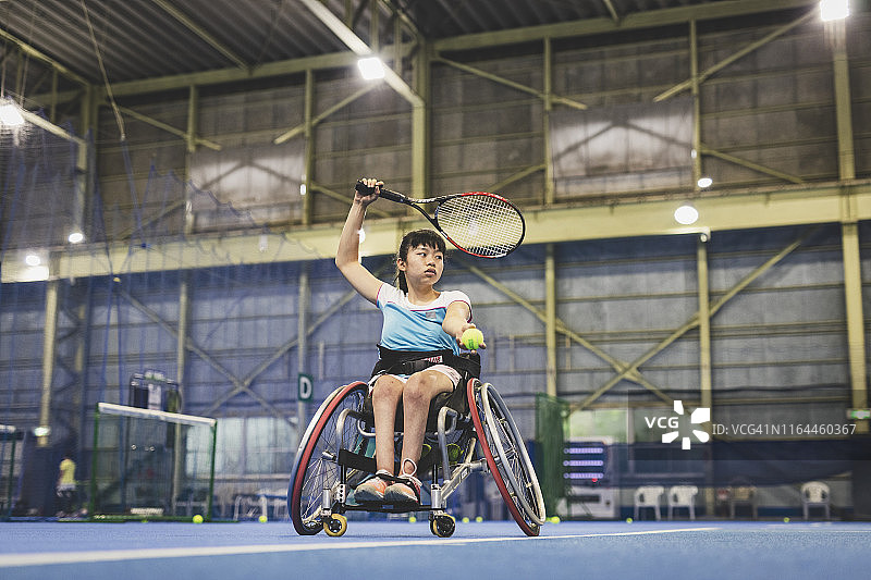 残疾女运动员在打轮椅网球时发球图片素材