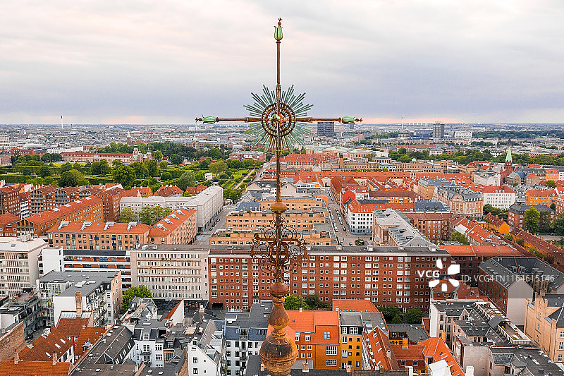 日落时鸟瞰哥本哈根的弗雷德里克教堂圆顶图片素材