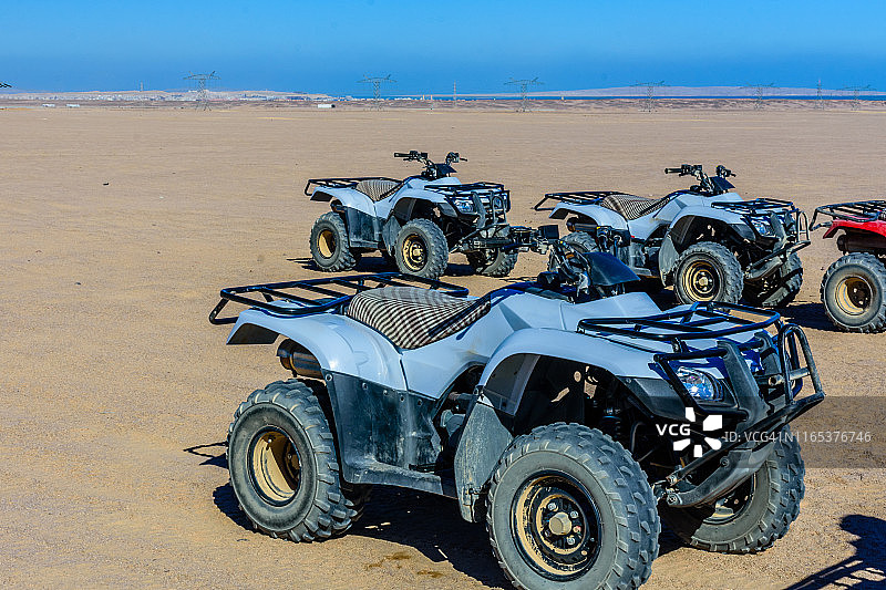 阿拉伯沙漠中，距离埃及赫尔加达市不远的四轮摩托图片素材