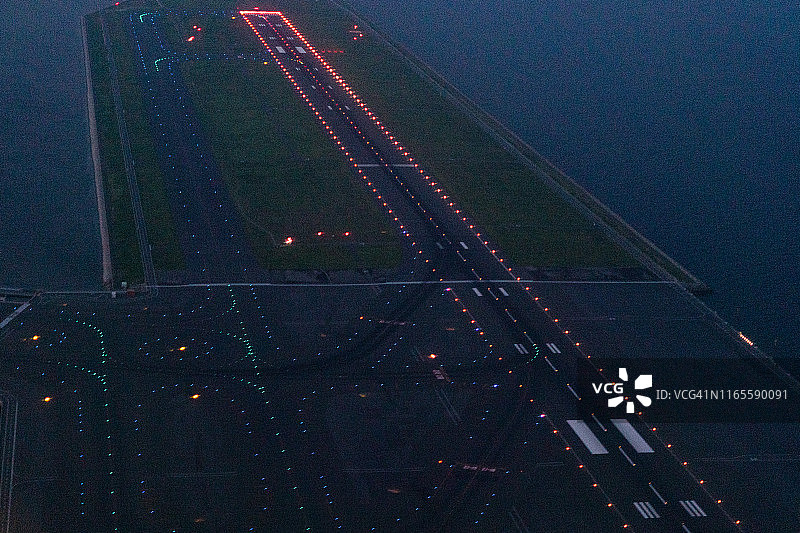 东京羽田国际机场夜间飞机鸟瞰图图片素材