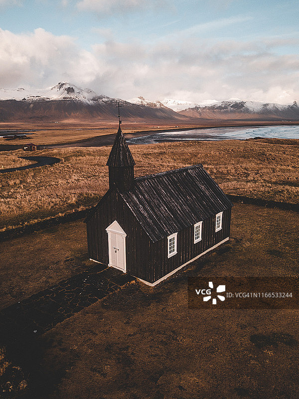 风景优美的冰岛风景无人机照片的浮标基尔加黑色教堂图片素材