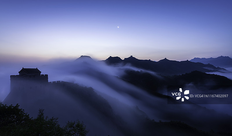 金山岭长城在雾中，与月亮图片素材