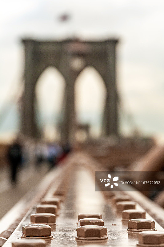 标志性的布鲁克林大桥低角度和宏观细节视图，纽约市，美国图片素材