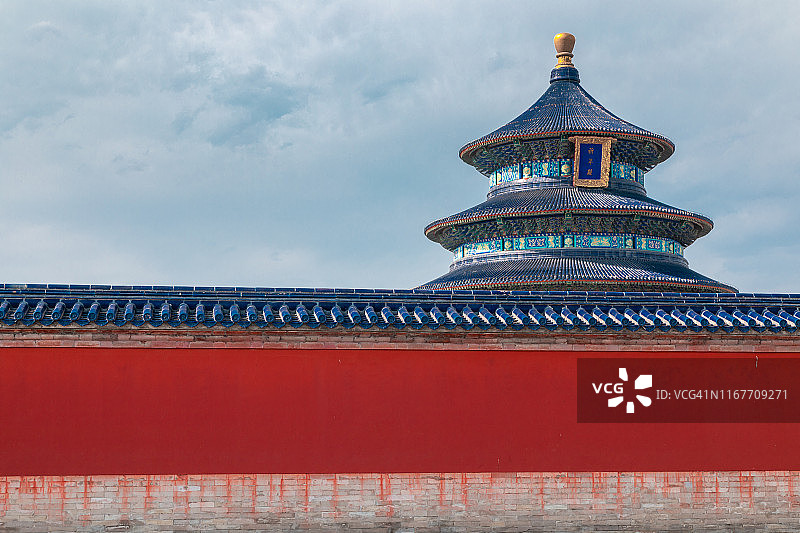 中国北京天坛公园都围墙和祈年殿都屋顶图片素材