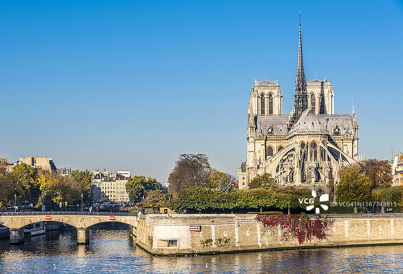 法国，巴黎，第四区，塞纳河上的拱桥和Cite的巴黎圣母院图片素材