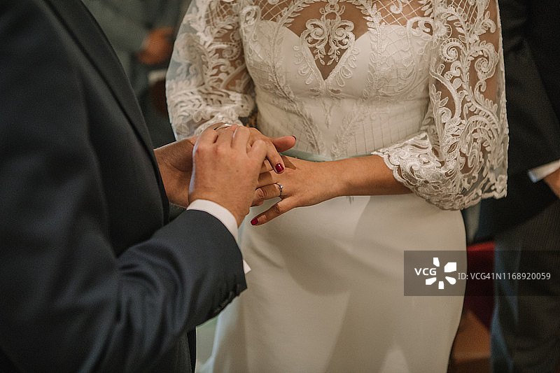 结婚戒指仪式，新人手的细节。图片素材