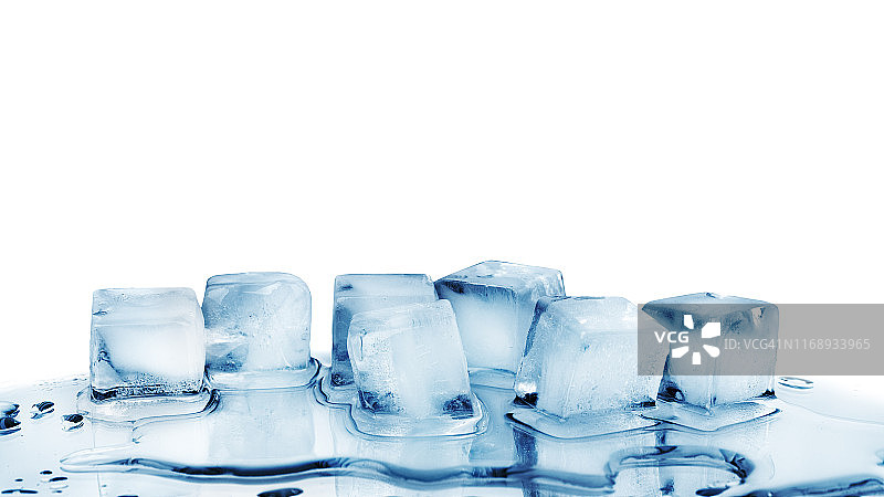冰块在白色玻璃镜子的背景与反射隔离近，透明冰冻和融化碎蓝色冰块，清澈的泼水滴，冷新鲜的饮料成分，复制空间图片素材