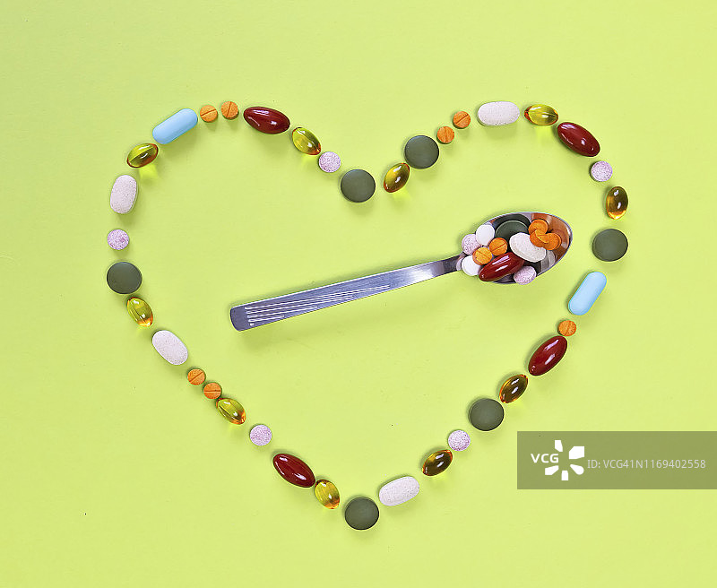 勺子和药胶囊和药丸，医学概念图片素材