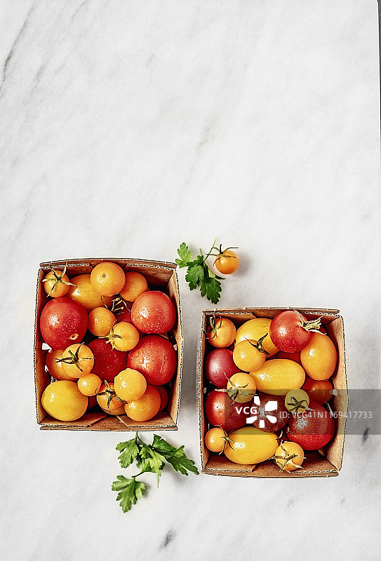 两个装有传家宝樱桃番茄的容器，白色背景图片素材