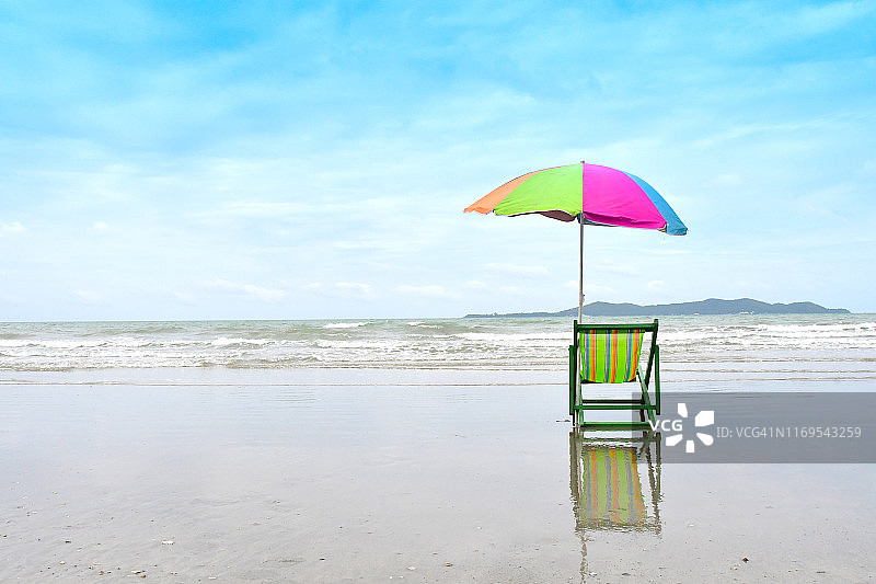 沙滩椅和沙滩伞图片素材